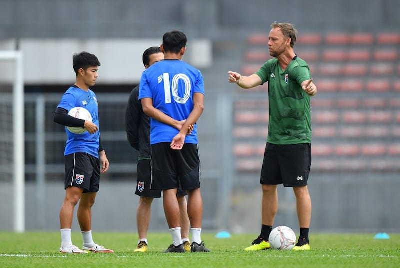 Cầu thủ Thái Lan tập luyện dưới sự chỉ đạo của Polking