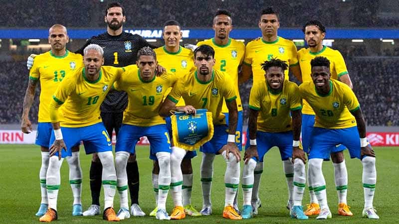 Đội bóng Brazil nổi bật với trang phục thi đấu áo vàng viền xanh và xanh lam