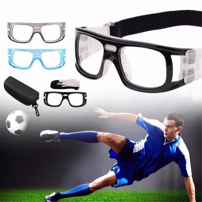 Có rất nhiều yếu tố dẫn đến cầu thủ đá bóng đeo kính