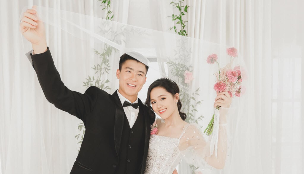 Duy Mạnh kết hôn với Quỳnh Anh 