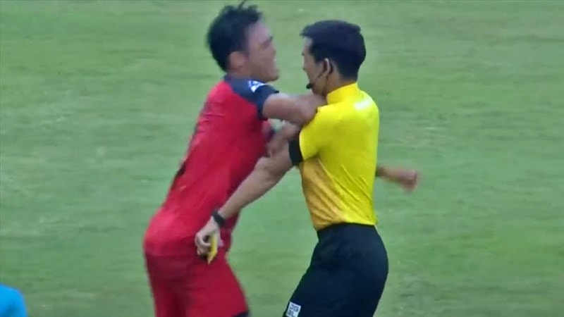 Cầu thủ Ngô Anh Vũ Bình Thuận đánh trọng tài bị cấm thi đấu 2 năm